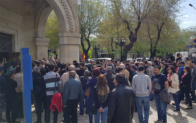 В Армении митингующие ворвались в здание Общественного радио
